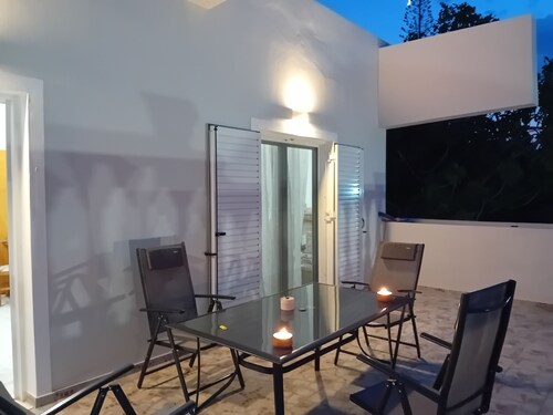 Charming 2-bedroom cottage with WiFi, AC in welcoming Kato Alepochori