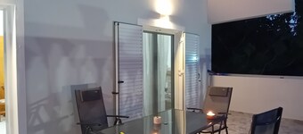Charming 2-bedroom cottage with WiFi, AC in welcoming Kato Alepochori