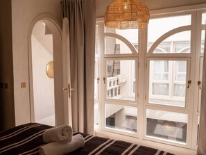 3 多间卧室、客房内保险箱、免费 WiFi、床单