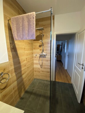 Haartrockner, Handtücher, Seife, Toilettenpapier