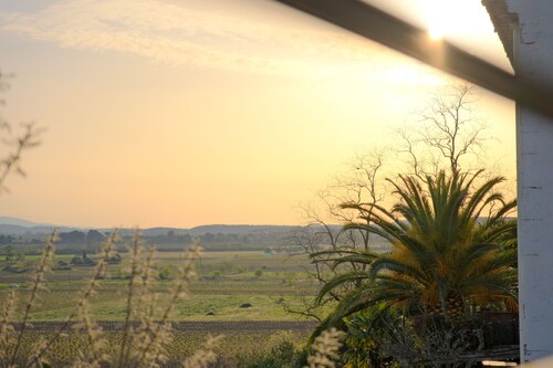New! Large charming house: breathtaking 180° view of vineyards and Pyrenees mountains