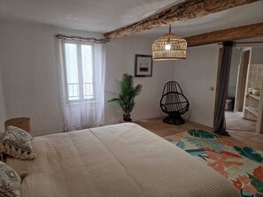 5 bedrooms, travel cot, WiFi, bed sheets