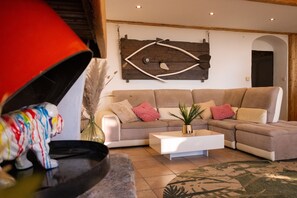 Smart TV - New! Large charming house: breathtaking 180° view of vineyards and Pyrenees mountains (Paraza)