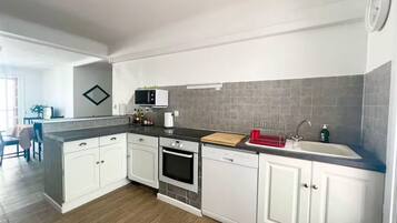 Een koelkast, een microgolfoven, een oven, een kookplaat