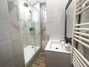 Dusj, hårføner, håndklær og såpe