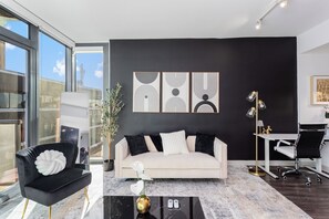 Smart TV - Lux Noir ATL High-rise self check-in Balcony views (Atlanta)