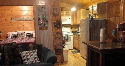 Little River Cabin. At the rim of the Canyon. Quaint, quiet and relaxing.