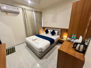 Deluxe-Doppelzimmer, Terrasse, Gartenblick | Schreibtisch, kostenloses WLAN