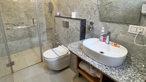 Dobbeltrom – deluxe, terrasse, hageutsikt | Bad | Separat badekar og dusj, toalettartikler (inkludert), hårføner og tøfler