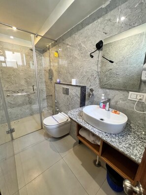 Deluxe Double Room, Patio, Garden View | Bathroom | Separate bathtub and shower, free toiletries, hair dryer, towels - sterling wood hotel (bangalore)