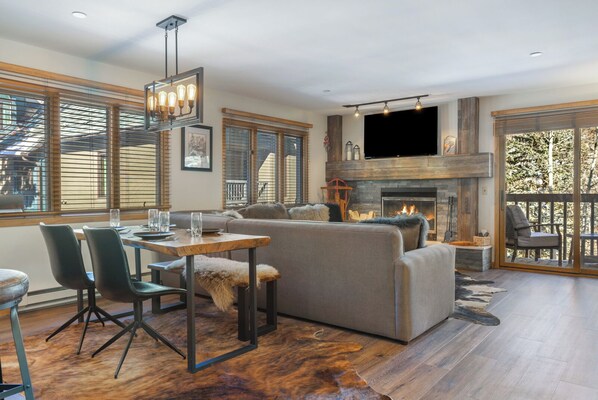 Smart TV, fireplace