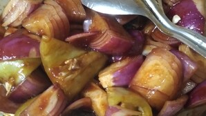Eine Schüssel mit gekochtem Gemüse und einem Löffel.