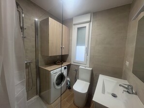 Haartrockner, Bidet, Handtücher, Seife