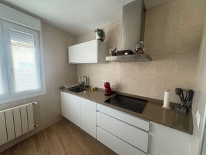 Kühlschrank, Mikrowelle, Herdplatte, Wasserkocher mit Kaffee-/Teezubehör