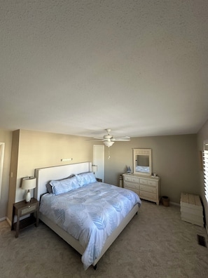 2 habitaciones, tabla de planchar con plancha, wifi y ropa de cama