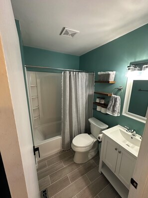 Doccia, asciugacapelli, asciugamani, sapone