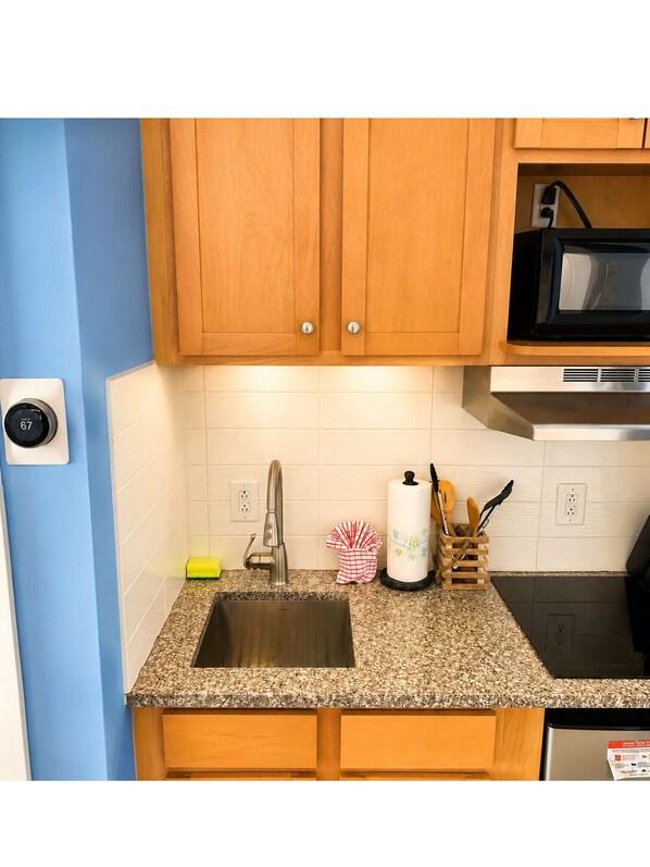 Refrigerador, microondas, parrilla de estufa y cafetera y tetera 