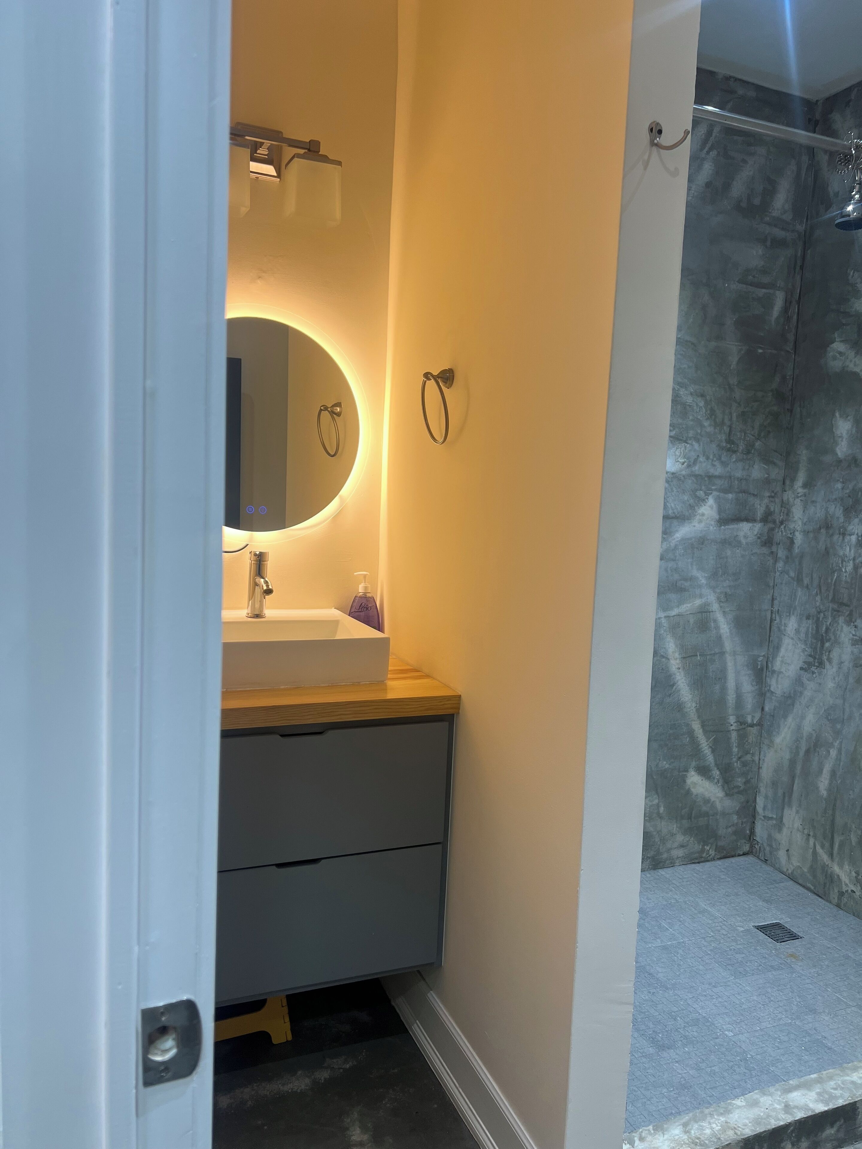 Douche, bidet, serviettes fournies, savon