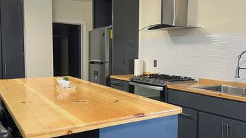 Kylskåp, mikrovågsugn, spishäll och kaffe- och tebryggare