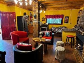 Classic-Ferienhaus, Terrasse, Bergblick | Wohnbereich