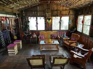 Bar (trong khuôn viên)