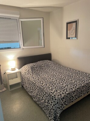 1 chambre, fer et planche à repasser, lit parapluie