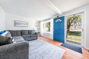 Smart TV - Spacious 6 Bedroom Coastal Getaway – 4 Mins to Ocean! (Harwich)