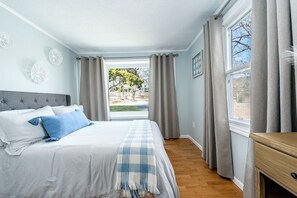 6 bedrooms, desk, iron/ironing board, free WiFi