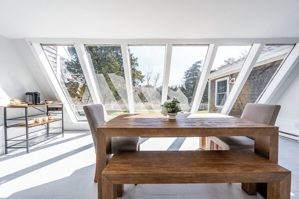 Dining - Spacious 6 Bedroom Coastal Getaway – 4 Mins to Ocean! (Harwich)