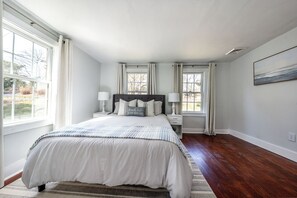 6 bedrooms, desk, iron/ironing board, free WiFi