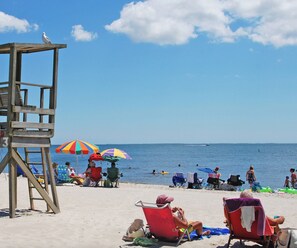 Sun loungers, beach towels - Spacious 6 Bedroom Coastal Getaway – 4 Mins to Ocean! (Harwich)