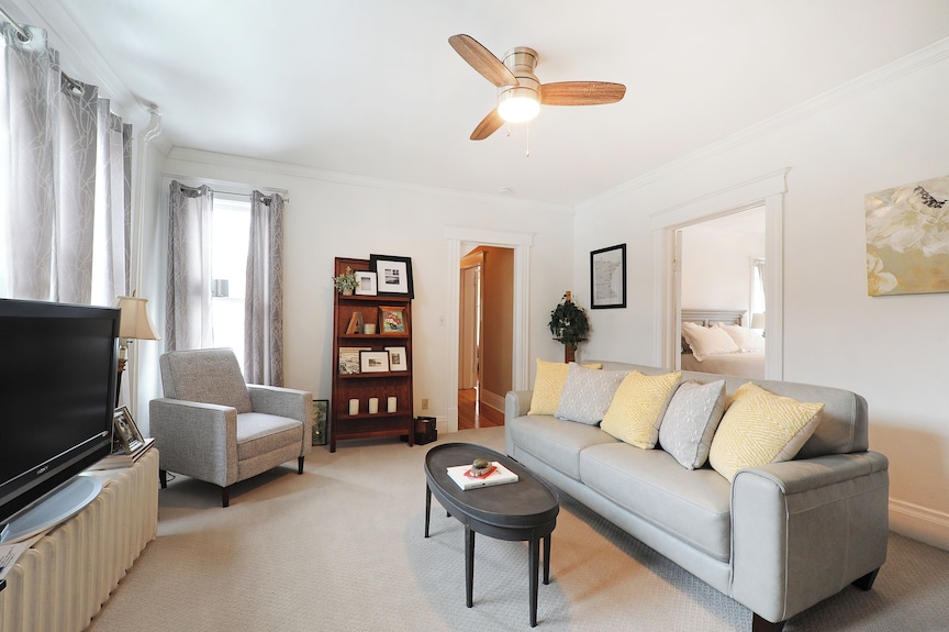 3-bedroom Apartment In Charming Mpls-50th St Lightrail, Off St. Parking, & Wifi - Minneapolis, MN
