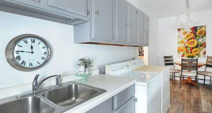 3-bedroom apartment in charming Mpls-50th St lightrail, off st. parking, & WiFi