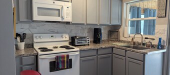 Lake Retreat, 2-bedroom, Dogs Welcome, 8 miles to Rainbow River, Sleeps 4