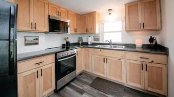 Geladeira, micro-ondas, fogão, cooktop