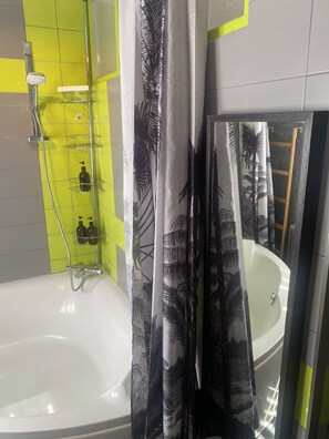 SĂšche-cheveux, serviettes fournies, savon, papier toilette