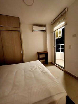 3 Schlafzimmer, Schreibtisch, Bügeleisen/Bügelbrett, WLAN