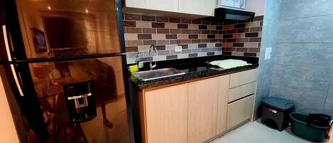 Réfrigérateur, four à micro-ondes, cafetiÚre-théiÚre, mélangeur