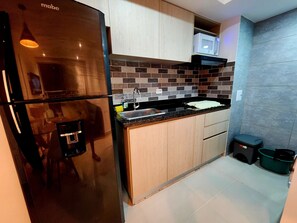 Refrigerador, microondas, cafetera y tetera y licuadora 