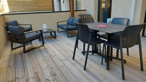 A wooden deck with outdoor furniture including chairs, a table, and a lamp. - T2 seaside apartment - pianottoli-caldarello (Pianottoli-Caldarello)