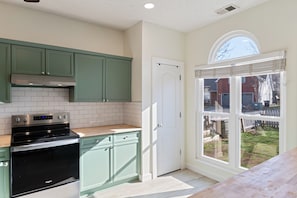 Microwave, oven, stovetop, dishwasher - 4 Bedroom Nashville Home Safe Neighborhood with Parking near Nash Hotspots (Nashville)