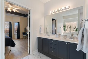 Haartrockner, Handtücher, Seife, Toilettenpapier