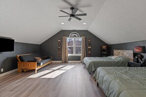 4 bedrooms, iron/ironing board, WiFi, bed sheets