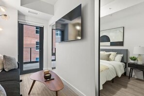 1 bedroom, WiFi, bed sheets - Stylish 1BR by Riverwalk & Eau Claire + Gym (Calgary)