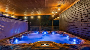 Indoor spa tub