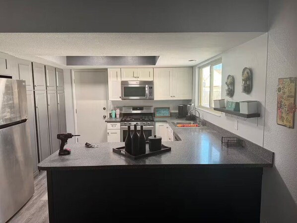 Réfrigérateur, micro-ondes, four, plaque de cuisson