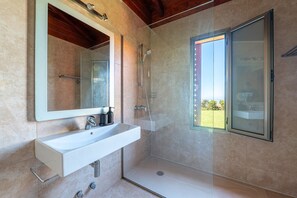 Douche, sĂšche-cheveux, bidet, serviettes fournies