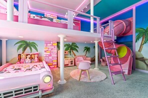10 bedrooms, iron/ironing board, travel cot, free WiFi - Game Room, Themes, View of Fireworks, Dogs OK (Davenport)