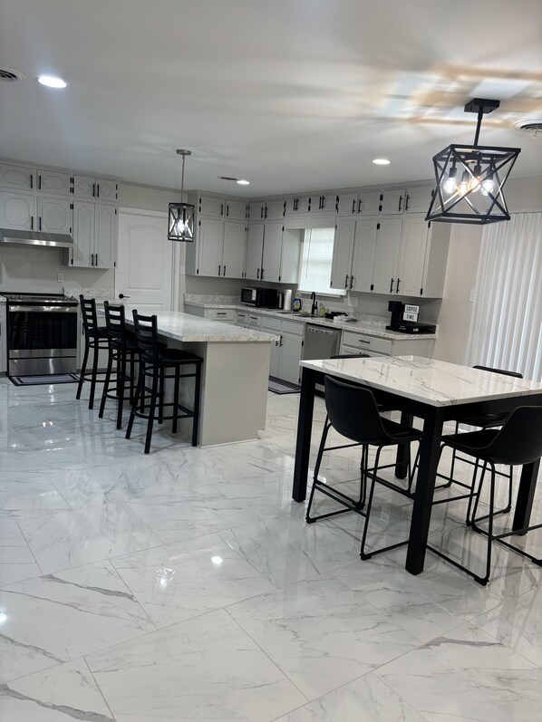 Jääkaappi, mikroaaltouuni, uuni, liesi