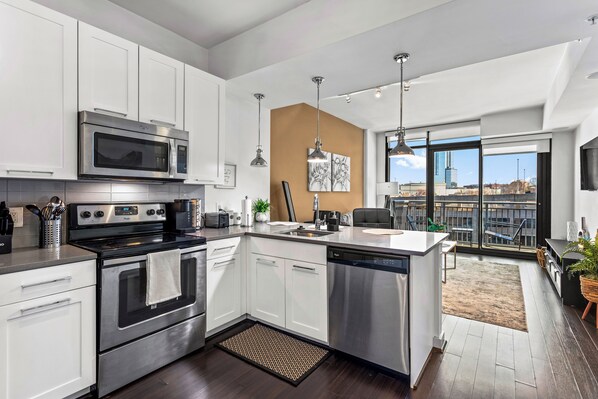 Kühlschrank, Mikrowelle, Ofen, Herdplatte